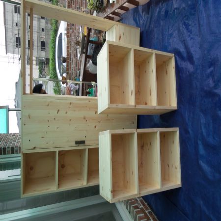 홍송으로 만든 이동식 행거 겸용 수납장과 책꽃지...