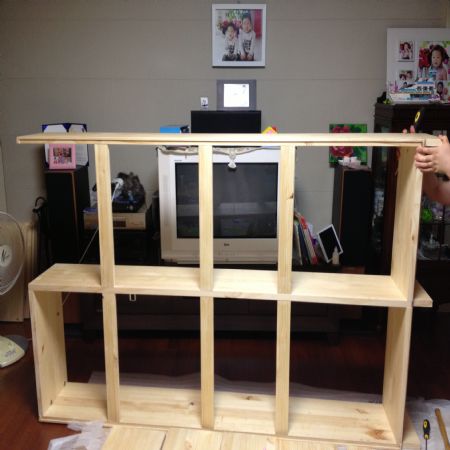 뉴질랜드 소나무로 만든 책장