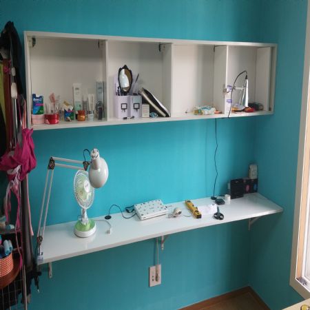 uv광택목재로 만든 책상과 책장