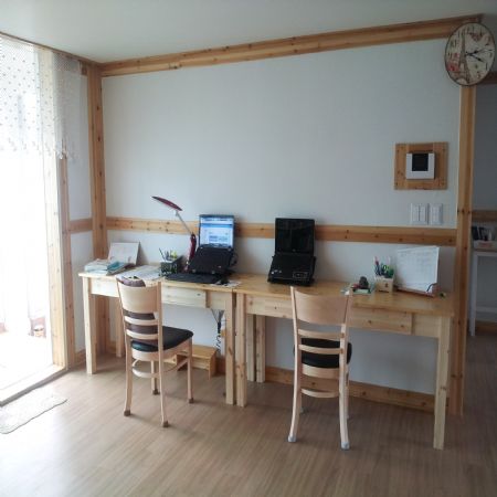 홍송으로 만든 반조립 책상