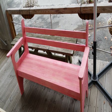 다양하게 사이즈를 조정한 나무 벤치