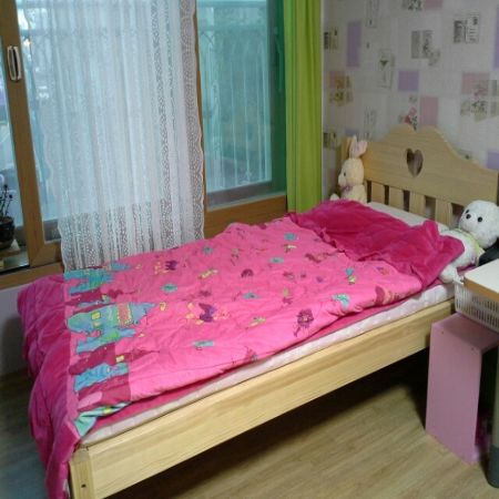 소나무로 만든 베이직 침대