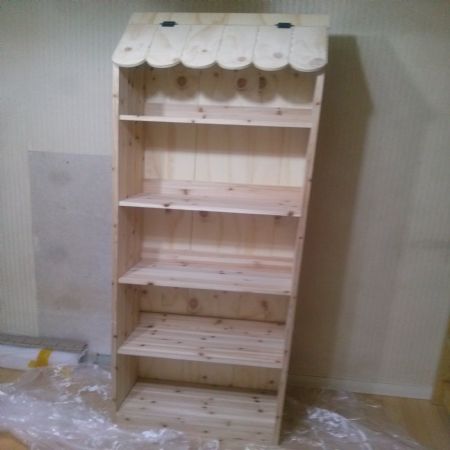 집성목으로 만든 책장