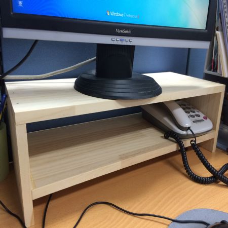 소나무로 만든 모니터 받침대