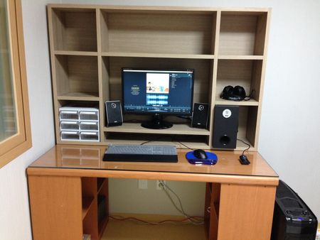책장 겸 모니터 수납장