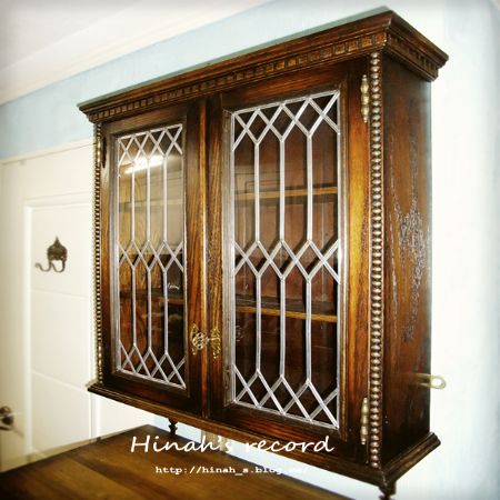 오크로 만든 벽걸이 수납장