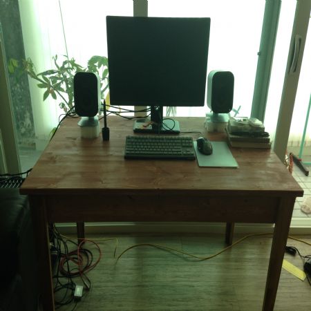 컴퓨터 책상을 만들었습니다.