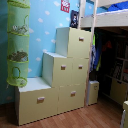 삼나무와 mdf로 만든 계단식 서랍장