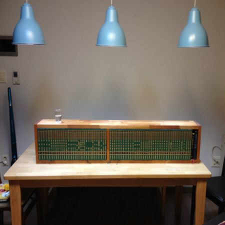 오리나무로 만든 벽선반 책장