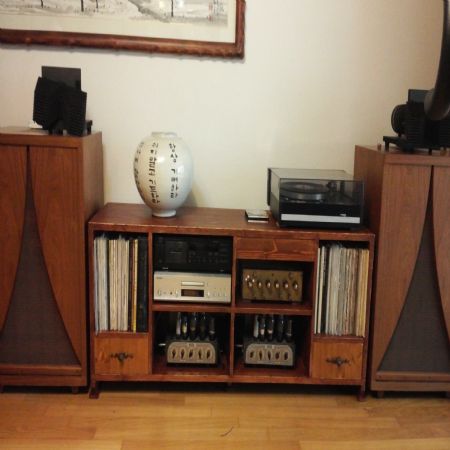 홍송으로 만든 오디오장