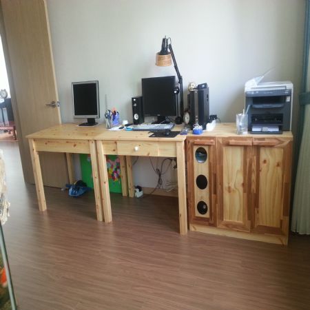 컴퓨터 수납장과 소나무로 만든 책상