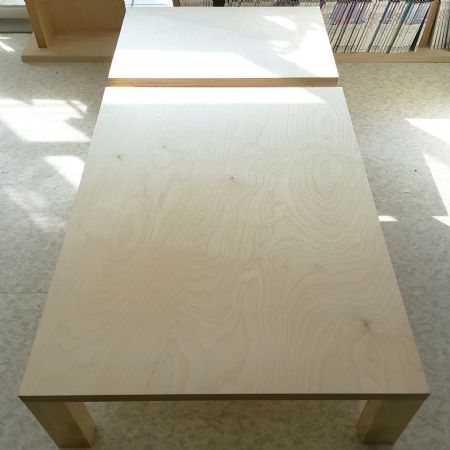 자작나무 합판으로 만든 거실 테이블