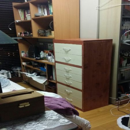 집성목으로 반든 서랍장