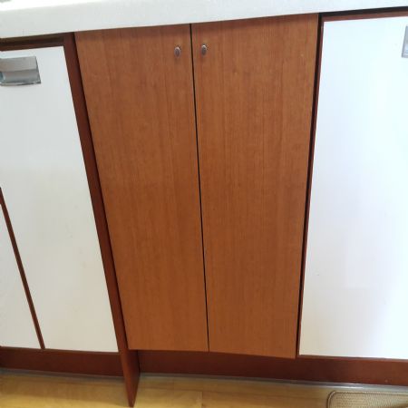 코팅합판으로 만든 싱크 하부장, 상부장 일부