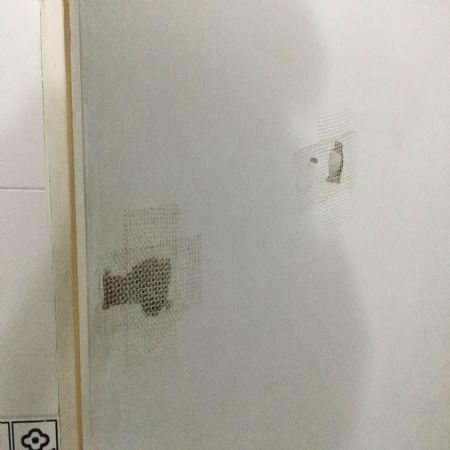 화장실 문짝 구멍 수리