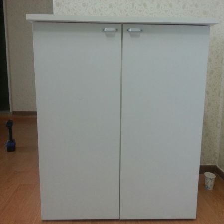 파티클보드로 만든 주방용 수납장과 쿡탑다이