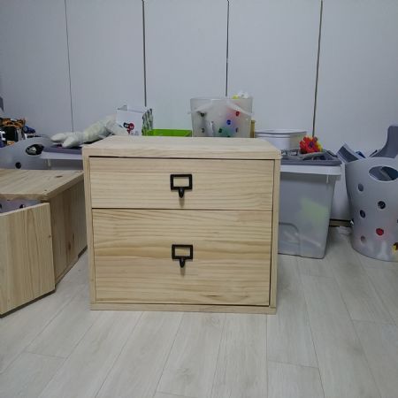 메니큐어와 CD를 수납할 수 있는 수납장