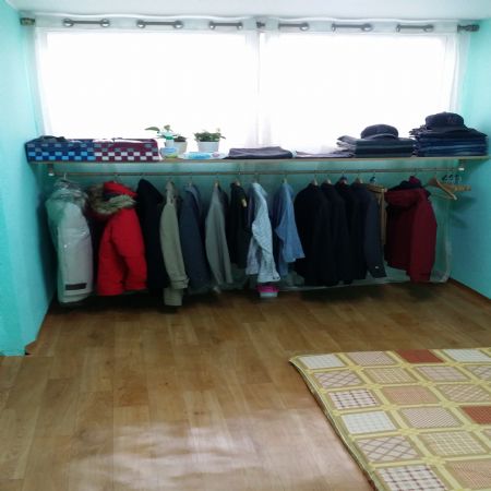 오리나무로 만든 옷방 및 선반들