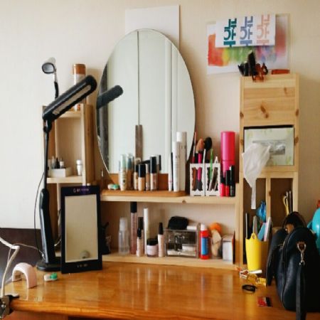 삼나무로 만든 화장대