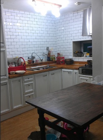 애쉬로 만든 싱크대 상판과 식탁