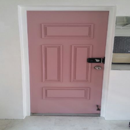 낡은 철제문을 꾸며줬어요