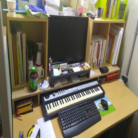 PB로 만든 책상위 선반