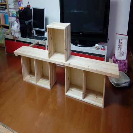 집성목으로 만든 선반 겸 책장