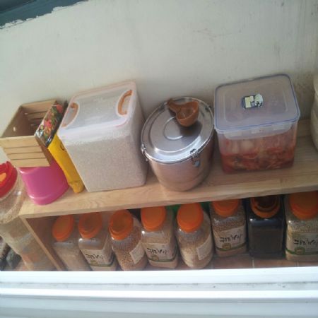 짜맞춤 테이블 만들어서 선반용도로 썼습니다.