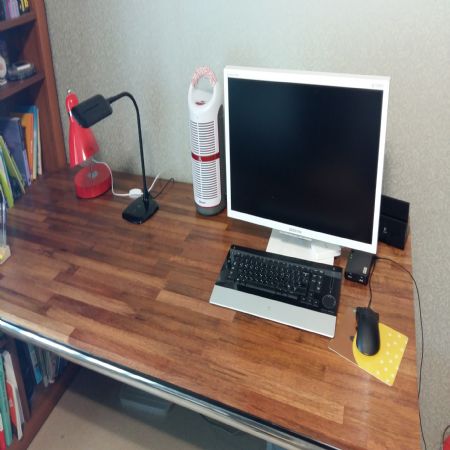 철제프레임 책상에 멀바우 상판을 올려 봤습니다.