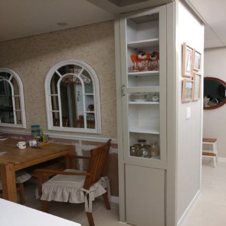 없던 붙박이장식장에 문달아 그릇장으로 변식