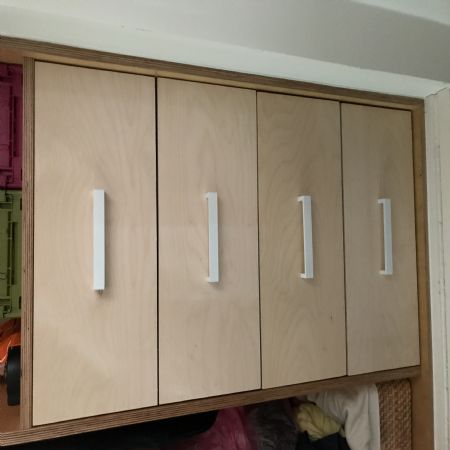 붙박이장에 만들어 넣은 자작나무 합판 서랍