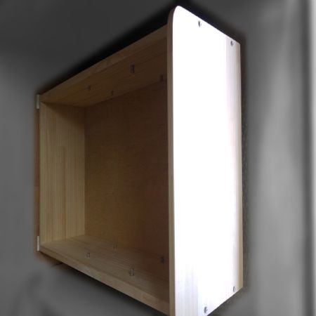 집성목으로 만든 3단 수납장