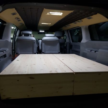 레드파인으로 만든 수납장겸 침대