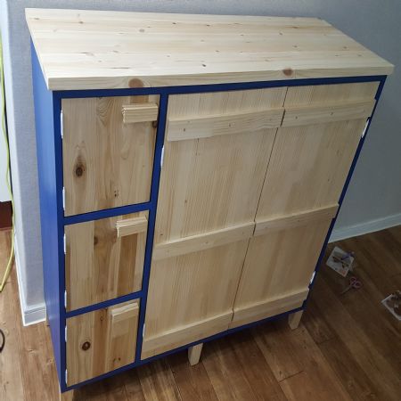 집성목과 MDF로 만든 주방 수납장