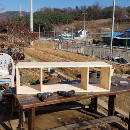 집성목으로 만든 큰방 TV 대