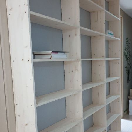 좁은 복도에 어울리는 좁은 책장