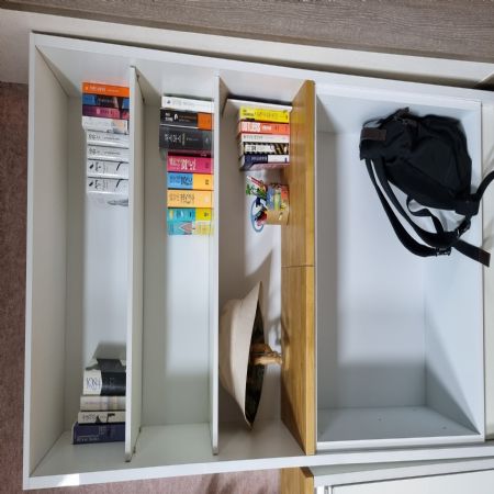 UV 코팅 합판으로 제작한 책장 겸 수납장