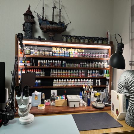 멀바우로 만든 아크릴 물감 및 미니어쳐 장식장